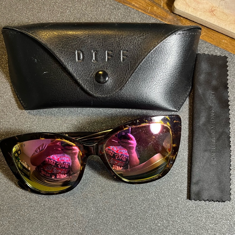 Diff sunglasses, includes case and cloth, women’s cat eye style